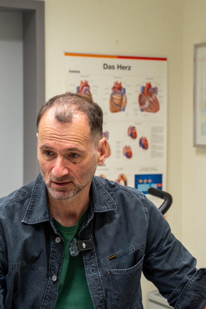 Dr. Felix Post in seinem Behandlungsumfeld